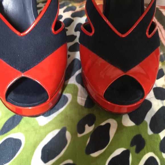 Chanel 38 Red Patent Leather & Black Fabric 7.5 - Picture 11 of 16